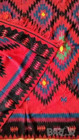 Автентичен ръчно тъкан вълнен килим – старинен и запазен с красиви традиционни мотиви, снимка 7 - Декорация за дома - 51545472