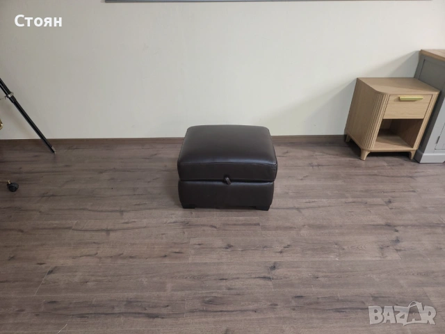 Кафява кожена табуретка с функция ракла