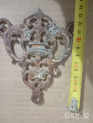 стара метална апликация