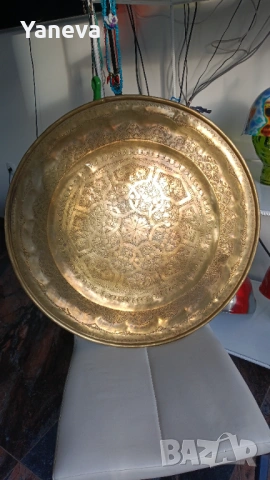 Ориенталска , стара, масивна , ръчно кована с богати орнаменти, сания, тепсия със сгъваеми крака
