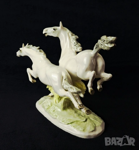 Порцеланова композиция с два препускащи коня - Hutschenreuther, Германия, снимка 4 - Статуетки - 53434366