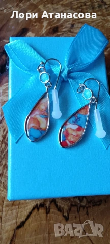 Добавете фин блясък към своята визия със стилните висящи обеци с елегантната капковидна форма, снимка 3 - Обеци - 54000220