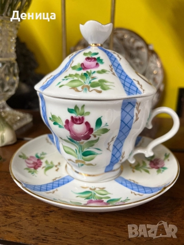 ЛФЗ червен печат Богато  украсена чаша за чай с чинийка и капак. Ръчно рисувани мотиви , снимка 2 - Антикварни и старинни предмети - 52880972