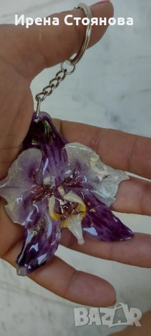 Ключодържател или аксесоар за чанта с естествен цвят на орхидея. Цвета е с размери 7/7,5 см. 
, снимка 2 - Чанти - 50563645