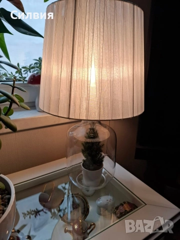 Стилна настолна лампа с основа от прозрачно стъкло и плисиран абажур