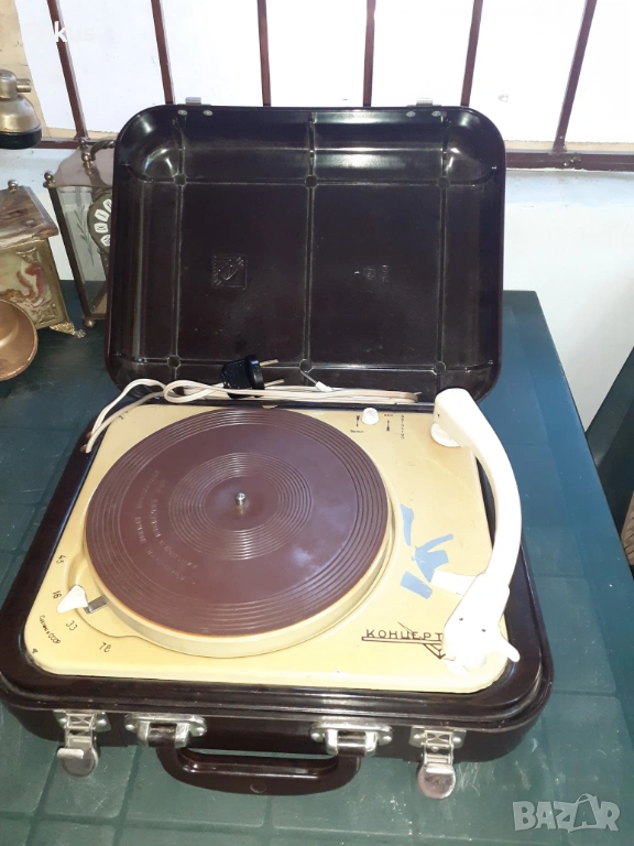 Стар руски грамофон " Концертньй " с бакелитена кутия, снимка 1