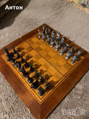 Масивни метални фигури за шах.