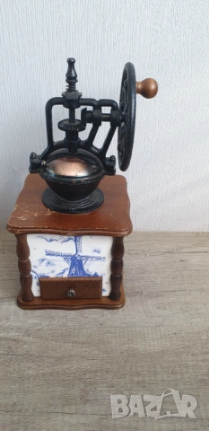 Голяма антикварна кафемелачка