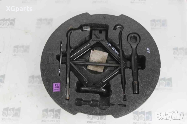 Комплект крик, ключ и кука за Hyundai i30 (2007-2012)