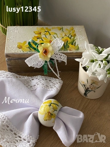 Дървена кутия с 6 пръстена за салфетки с прекрасни, слънчеви нарциси!, снимка 2 - Прибори за хранене, готвене и сервиране - 53259867