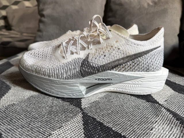 Nike ZoomX VaporFly 3 , снимка 2 - Маратонки - 54099016