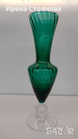 Малка кристална вазичка в изумрудено зелен цвят, извито оребрена., снимка 3 - Вази - 45740852