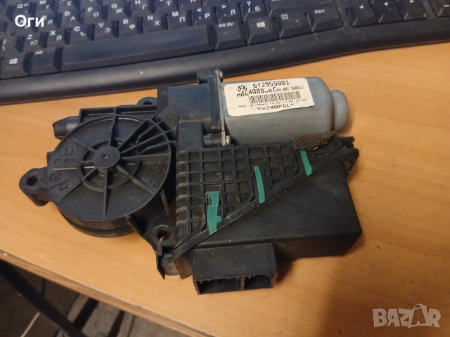 Моторче стъклоповдигач за предна дясна врата от Фолксваген Поло 9N 01-06г. 6Y2959801