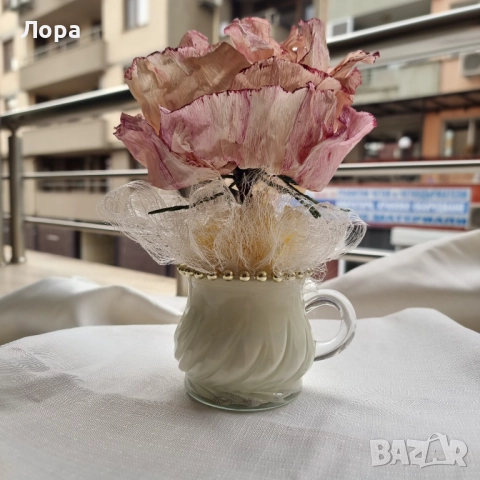 Ръчно изработена уникална роза декорирана в кристална чаша с перлички