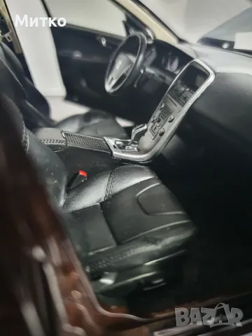 Умален модел VOLVO XC 60 мащаб 1:18, снимка 15 - Колекции - 49775873