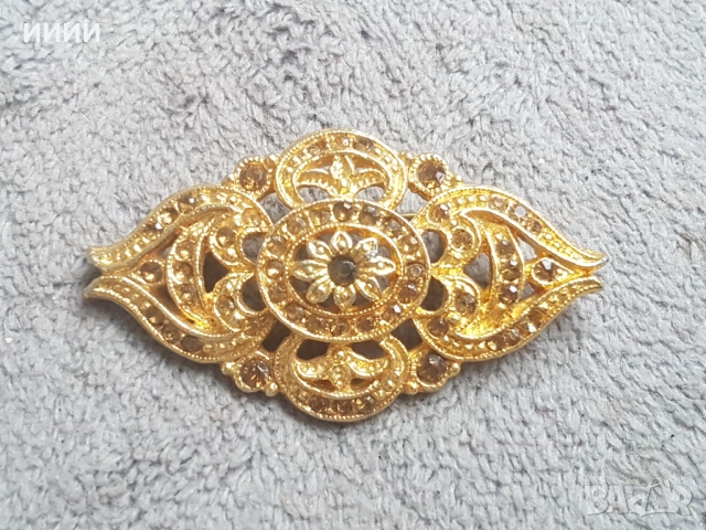 Позлатена брошка с камъчета 