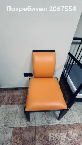 Почти съвсем нови 4 бр тапицирани, кожени оранжеви стола