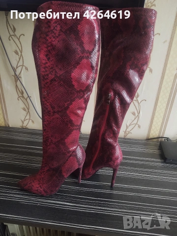 ПРИДАВАМ , ЕЛЕГАНТНИ ЧЕРВЕНИ ВИСОКИ БОТУШИ . ИНТЕРЕСНИ КАТО ЗМИЙСКА КОЖА , снимка 4 - Дамски ботуши - 53573885