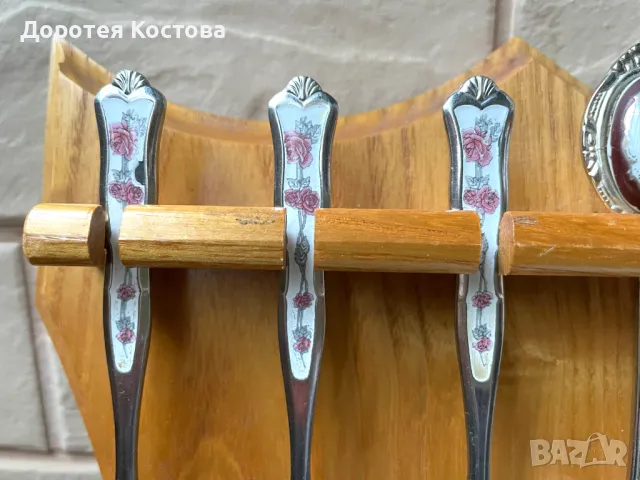 Красиви лъжички за чай/кафе с дървена стойка за стена от Англия, снимка 2 - Антикварни и старинни предмети - 50234604
