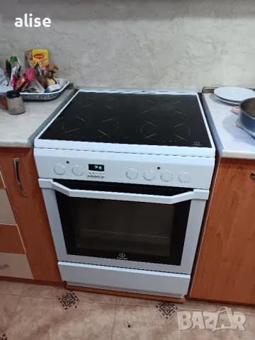 indesit 60x60 , снимка 1 - Печки, фурни - 46886420