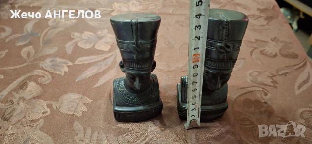 колекционерски статуетки, изобразяващи бюста на египетската кралица Нефертити. 