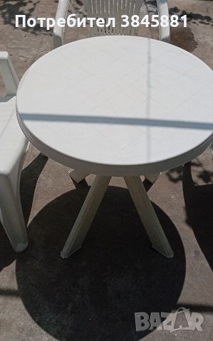 продавам пластмасова маса с три стола, снимка 1 - Градински мебели, декорация  - 46362722