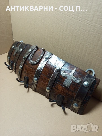 Стара Ръчно Изработена Дървена Закачалка От Дъбово Буре.