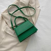 Зелена дамска чанта, снимка 2 - Чанти - 45674576