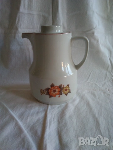 Продавам порцеланов чайник