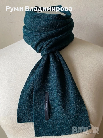 Тъмнозелен, блестящ шал In wear