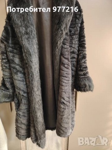 Дамско черно палто с косъм