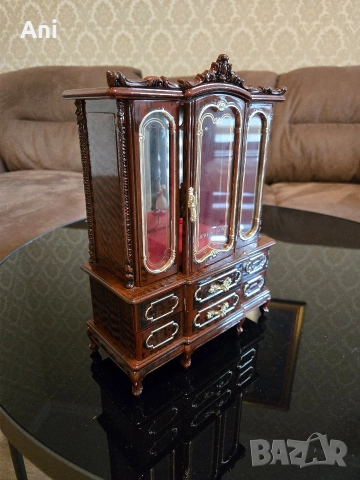 Музикална кутия/ бижутерка тип витрина