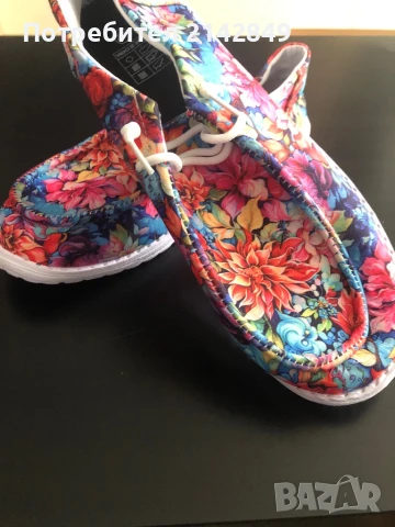 Чисто нови платнени кецове