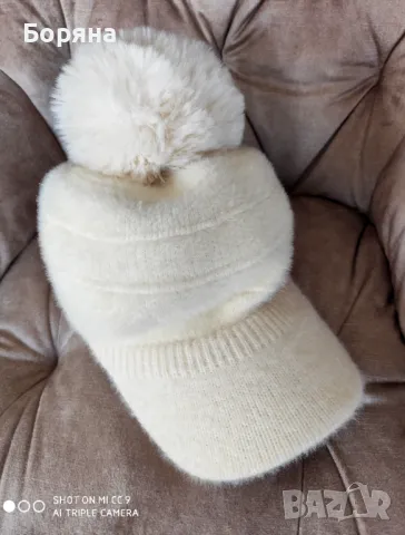 Нова шапка с козирка и пух - бяла с помпон , снимка 2 - Шапки - 50150327