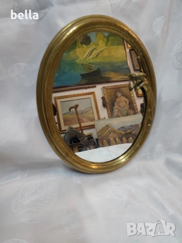 Антикварно настолно огледало с оглеждаща се жена