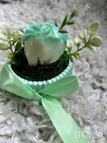 керамична кашпа, със сапунена роза и скандинавски мъх , снимка 2 - Декорация за дома - 51033873