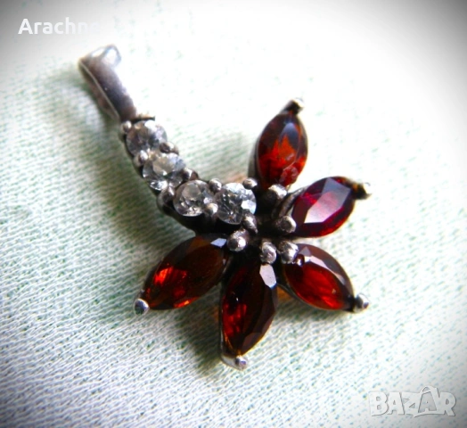 Сребърен медальон с чехски гранати, снимка 2 - Колиета, медальони, синджири - 39335339