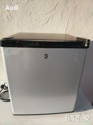 Мини бар / мини хладилник с терморегулатор  Обем: 40 литра Охлажда храна и напитки с температура до , снимка 1 - Хладилници - 45710400