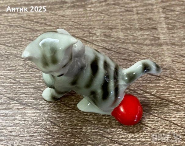 Винтидж порцеланова миниатюра „Коте с червена топка“, снимка 6 - Антикварни и старинни предмети - 53597400