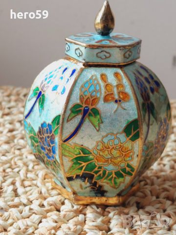 Прекрасна китайската ваза(кутийка) с гилеше емайл, снимка 1 - Антикварни и старинни предмети - 45371707