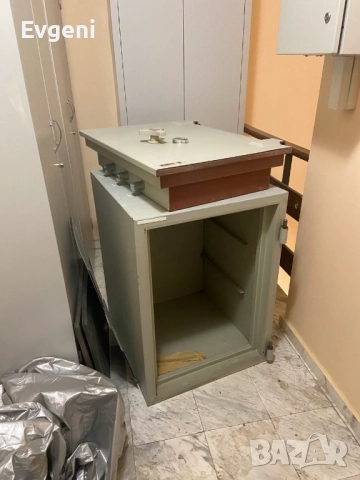 Продавам огнеупорна метална каса  , снимка 3 - Друго търговско оборудване - 52359855