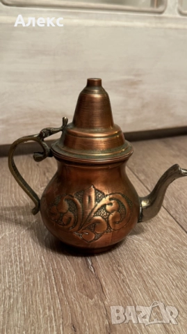 Кован меден малък чайник– бижу, 60те години на миналия век.