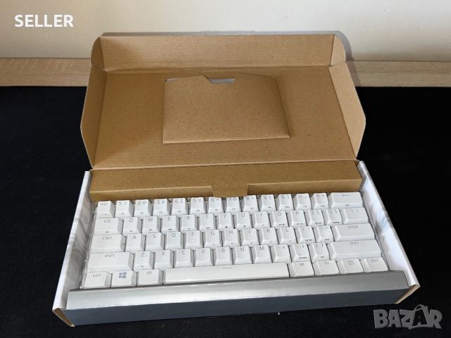 Като нова Razer Huntsman Mini White Linear, снимка 2 - Клавиатури и мишки - 46472559