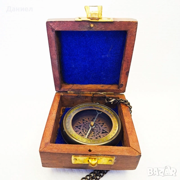 Компас от бронз в дървена кутия., снимка 1