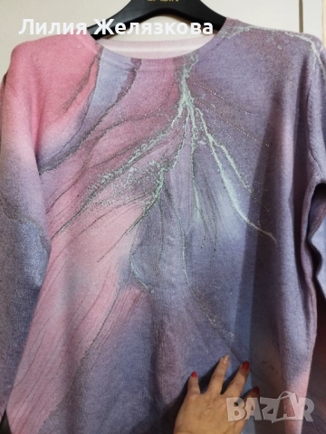 Нов пуловер,красиви цветове,с камъчета.