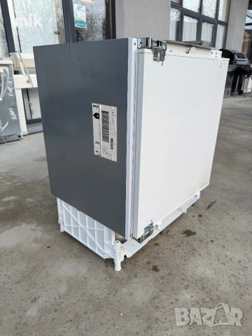 Малък хладилник Bosch за пълно вграждане 82 см , снимка 10 - Хладилници - 52629369