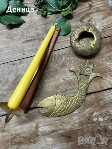 Свешник-28 см Дърво и месинг Цена-12 €  Отварачка с форма на риба, която ми напомня на илюстрация от