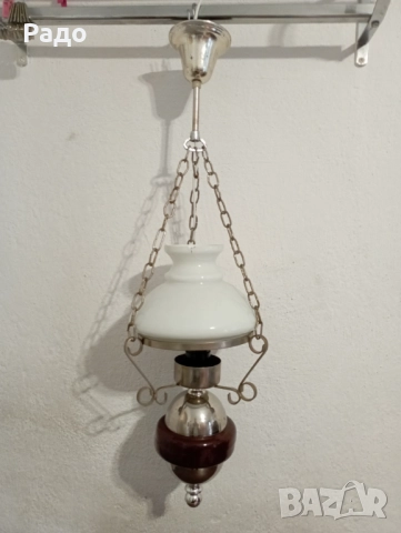 Красив полилей с бял стъклен абажур