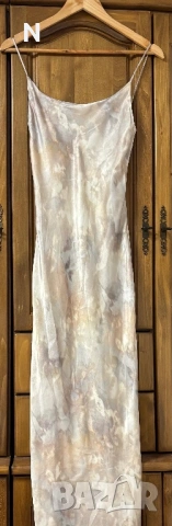 Нова сатенена рокля на Bershka