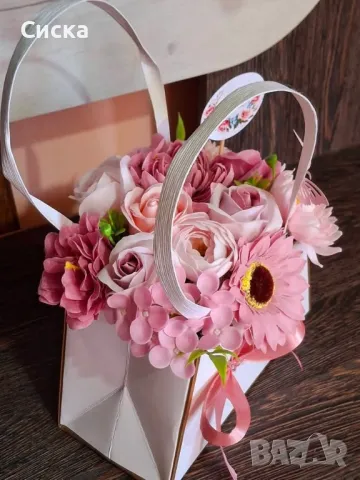 Кокетна дамска чанта със сапунени цветя от пластичен сапун, снимка 6 - Подаръци за жени - 50099706